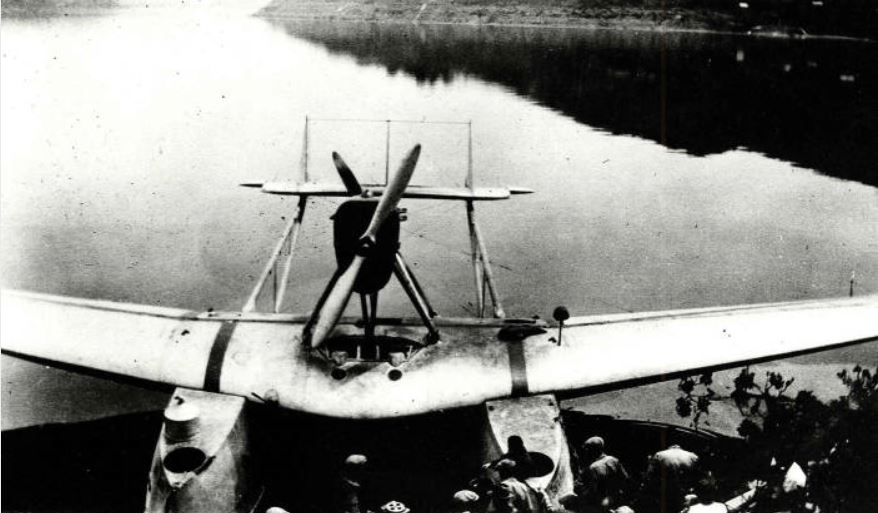 Francesco de Pinedo’s plane had two hulls joined by a single wing. The cockpit was located in the center of the wing.